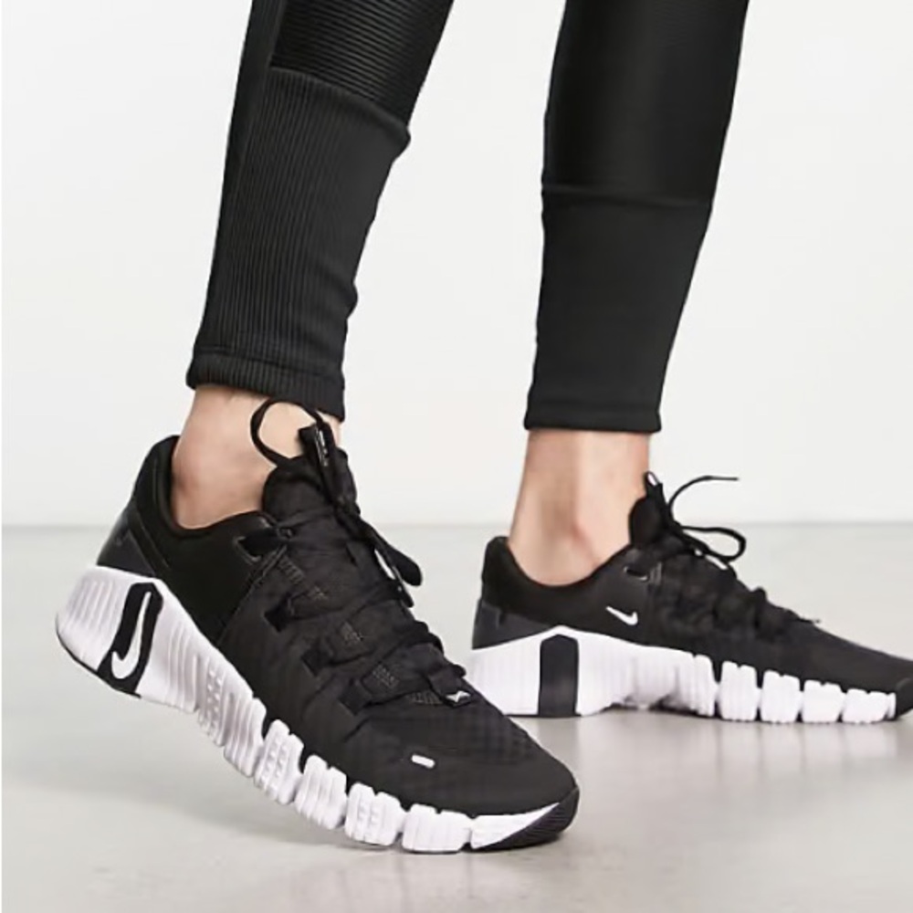 Nike Women's Black Metcon 5 Sneakers